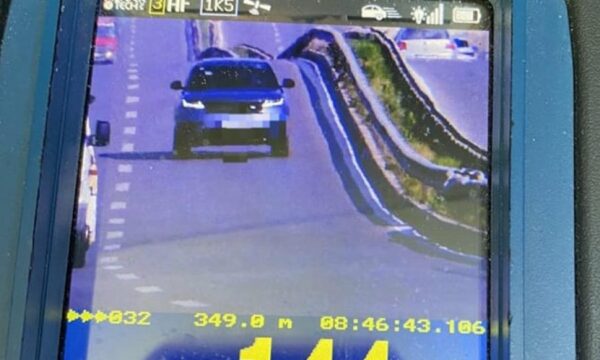 Voziti mbi 140 kilometra në orë në zonën 80: Policia gjobit shoferin në rrugën Mitrovicë-Prishtinë