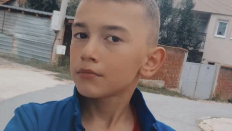 Kërkohet ndihmë për gjetjen e një 12 vjeçari nga Shtimja, raportohet i zhdukur që nga mesdita