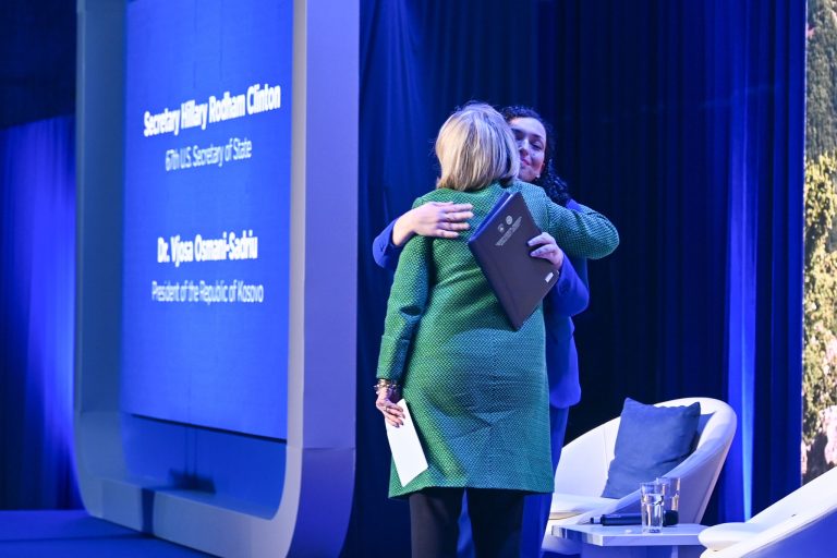 Vjosa Osmani falënderon Hillary dhe Bill Klintonin për ndihmën amerikane ndaj Kosovës