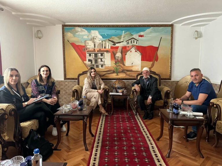 Familja Jashari përfundon procesin e regjistrimit, stafi i ASK-së mirëpritet nga kryefamiljari Rifat Jashari