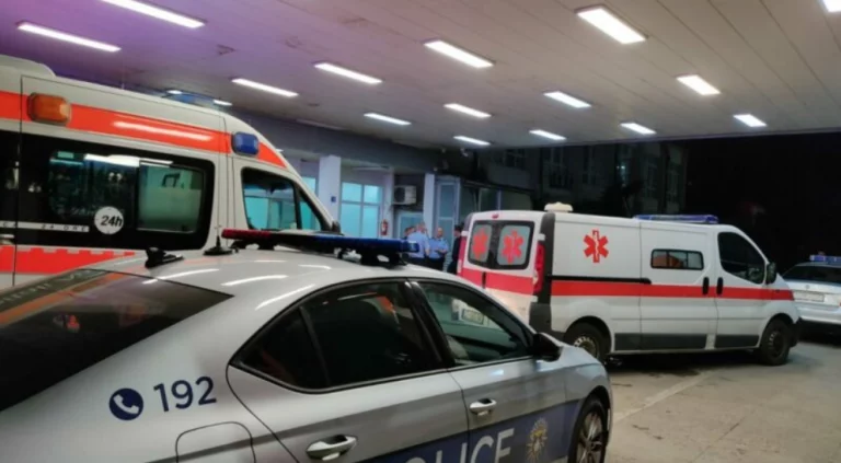 E rëndë: I riu e rrah të dashurën në motel, ajo ikë dhe del në rrugë – goditet nga një veturë