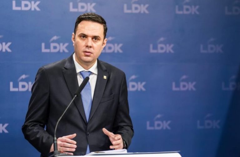 Abdixhiku premton rritje të madhe të pagave në sektorin publik: Mësuesve 224 euro, mjekëve 296, policëve 200 euro