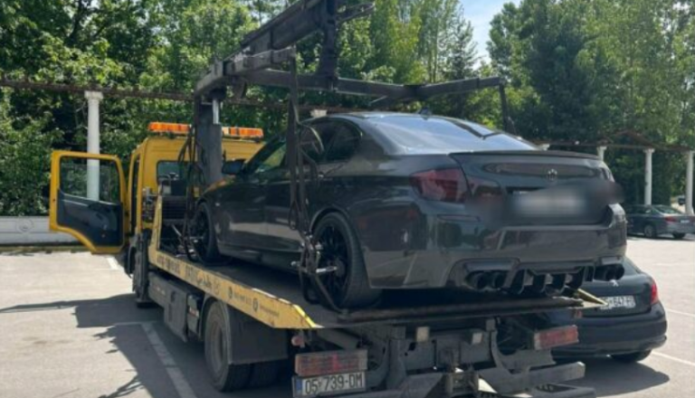 U kap duke vozitur nën masë mbrojtëse, 23-vjeçari gjobitet me 500 euro, 5 pikë negative dhe i konfiskohet vetura