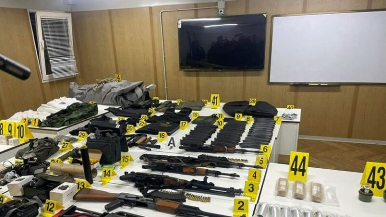 Armë, municion, eksploziv, uniforma serbe e shokë bomba – krejt çka gjeti dje policia në veri