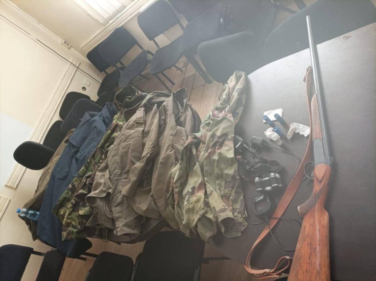 Të dyshuarit iu gjetën armë, fishekë e xhaketa ushtrie – detaje për sulmin ndaj Policisë dhe KFOR-it në Leposaviq