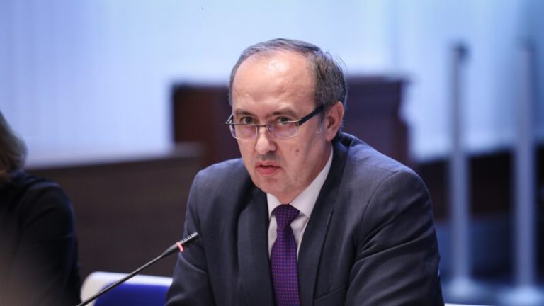 ‘Qeveria e mashtrimit’ – Hoti: Slogani ‘Drejtësi dhe punësim’ ka qenë mashtrim i tipit të komunizmit