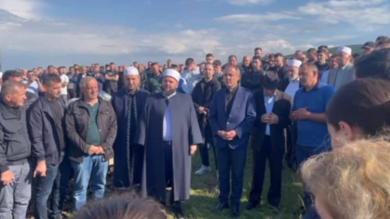 Momenti kur familja myslimane Salihu nga Mitrovica ia fali gjakun familjes katolike Prenku nga Gjakova, pasi djali u vdiq dje në aksidentin në Shipol