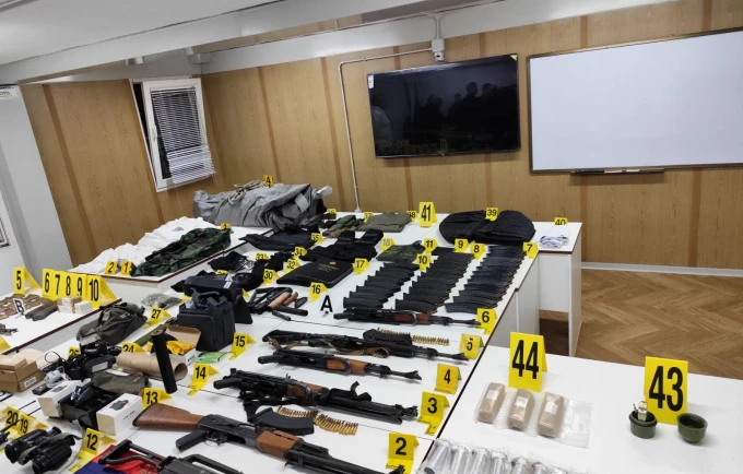 Konfiskohet armatim, pajisje ushtarake e eksplozivë në Zveçan, ndalohet një ish-zyrtar policor