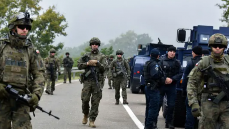 Bastisje në Leposaviq, gjenden armë, pjesë të uniformave dhe 7 flamuj të Serbisë