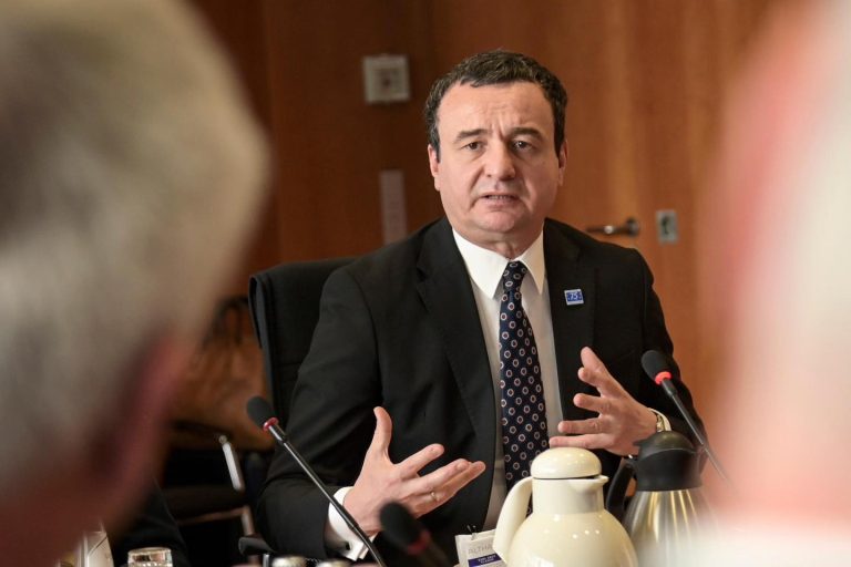 Kurti: Për shkak të zhvillimit ekonomik e rritjes së pagave, njerëzit s’duhet të largohen