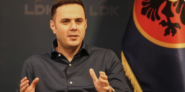 Abdixhiku godet Kurtin: Nuk është patriotizëm me të ikë 50 mijë njerëz nga Kosova