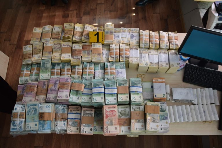 Policia tregon se çka u konfiskua në aksionin ku u mbyllën gjashtë njësi të “Bankës Postare Kursimore”
