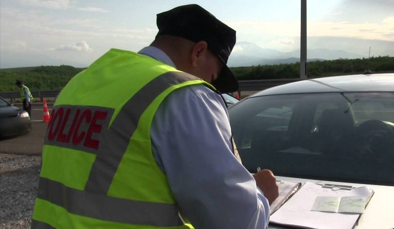 Policia e Kosovës në Mitrovicë denon shoferin i cili drejtonte automjetin duke mbajtur timonin me fëmijë në prehër