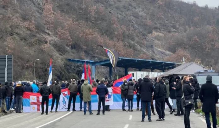 Serbët protestojnë në kufi me Kosovën: Kërkojnë që Serbia ta shpall okupimin e Kosovës