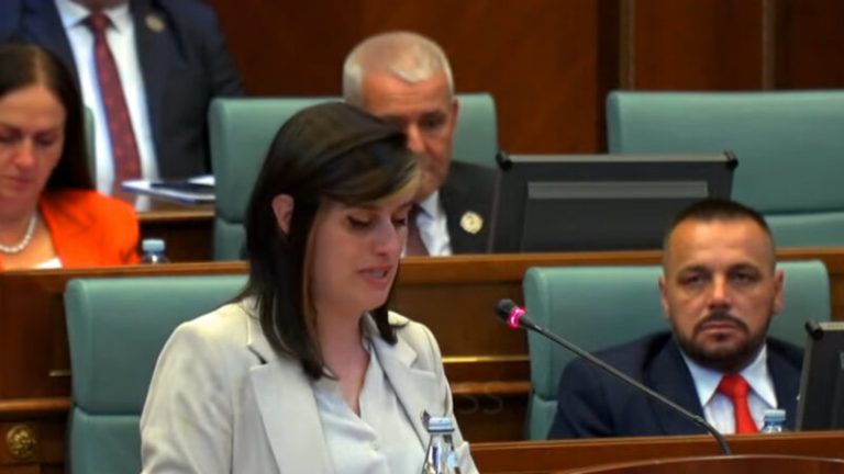 Saranda Bogujveci shpërthen në lot: Para 25 vitesh isha gjysmë e gjallë, s’e kisha pjesën më të madhe të familjes