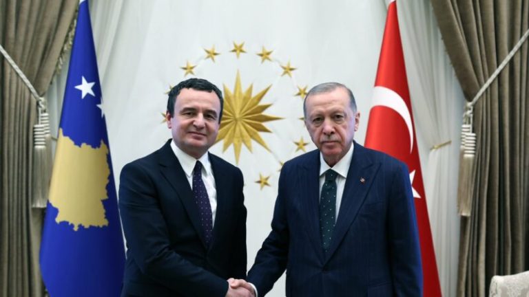 Pritja e ‘ftohtë’ për Kurtin nga Erdogan – Pa ceremoni zyrtare e asnjë reagim nga presidenti turk