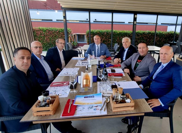 AKB i kërkon Qeverisë të rrisë pagën minimale në 350 euro për të gjitha kategoritë, për të ndalur ikjen