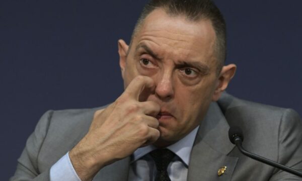 Vulin i reagon Hovenierit dhe e rikthen termin ofendues “shiptari”: S’ju njohim si ambasador