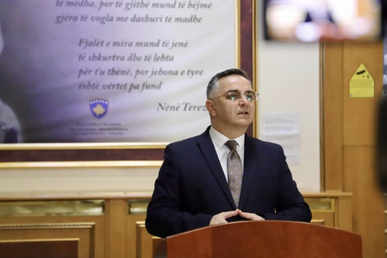 Tahiri – Kurtit: Përfundoje ndonjë projekt, të shkuan 4 vjet me rima