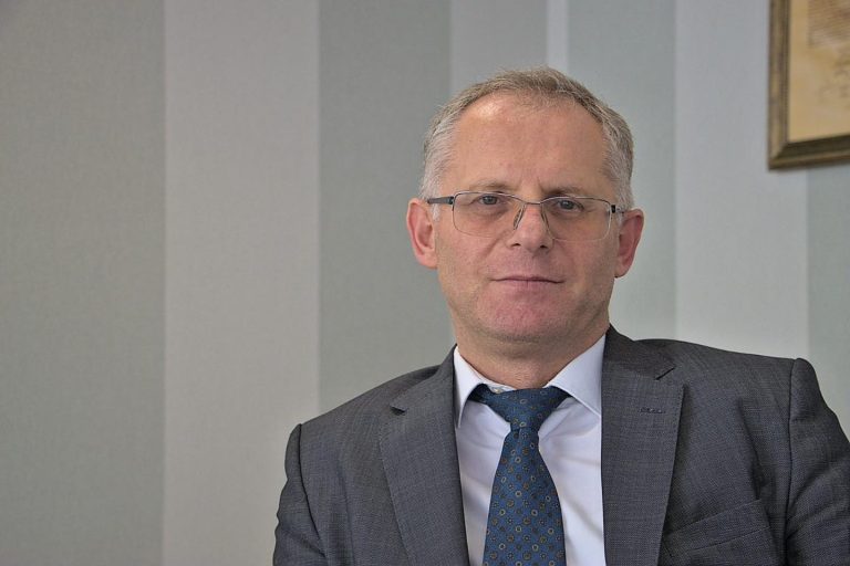 Bislimi mohon ikjen e të rinjve nga Kosova: Kanë dal veç gjyshet jashtë, u knaqën