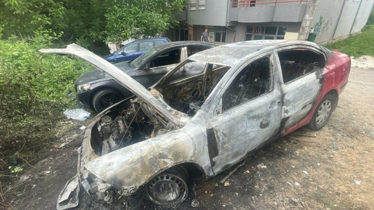 Dy veturave me targa serbe në Mitrovicë të Veriut iu vihet flaka