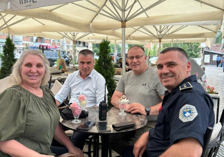 Hoxha viziton zyrtarët policorë në veri të vendit, i përgëzon për punën dhe angazhimin