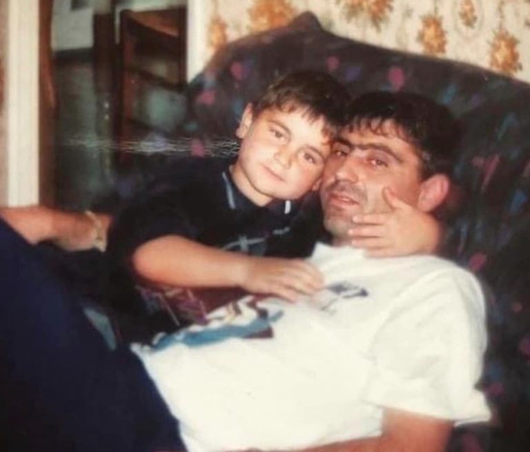 Emocionuese: Djali i legjendës Fadil Vokrri e kujton babain me fotografi të përbashkëta