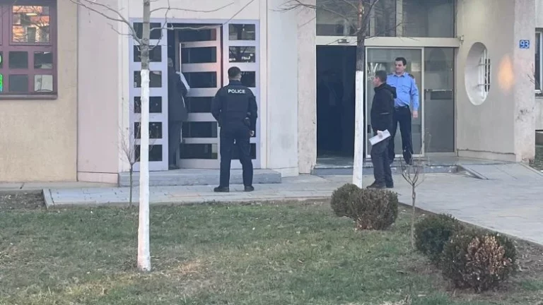 Paguheshin nga Serbia 1,700 euro – aktakuzë ndaj dy të dyshuarave që u paraqitën si mjeke në objektin pranë policisë