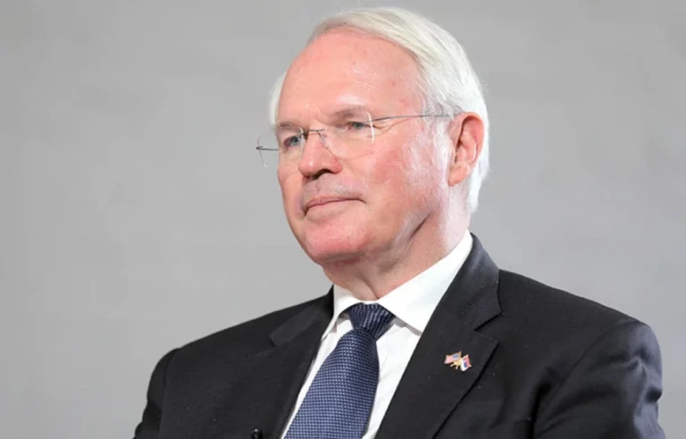 Hill: Serbisë nuk do t’i kërkohet njohja de jure e Kosovës për të hyrë në BE
