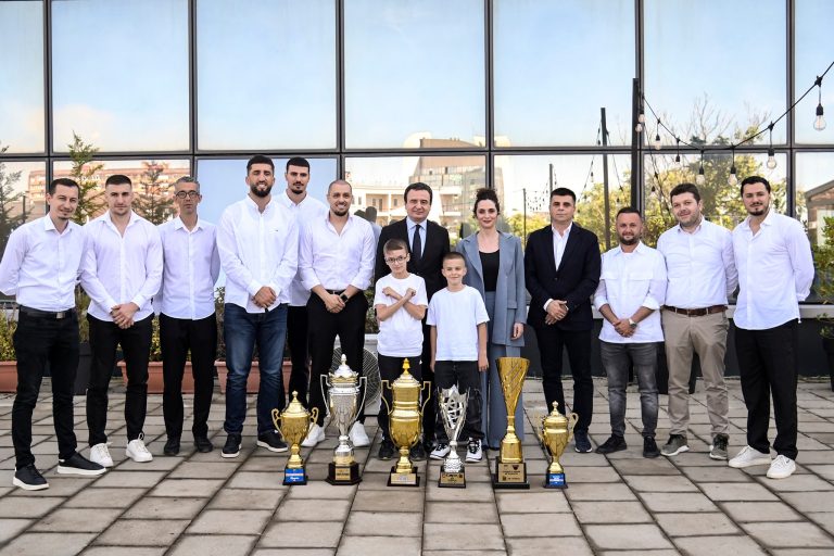 Kryeministri Kurti vizitoi KB Trepçën: Stinori 2023/24 do të mbahet mend si historik për klubin