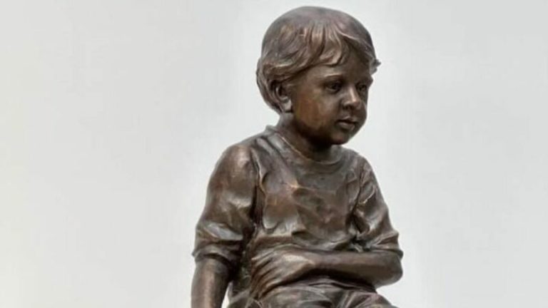 Rrëfim emocional i skulptorit: Tre muaj sa kam punuar, kam biseduar me Leotrimin, ia kam parë lotët