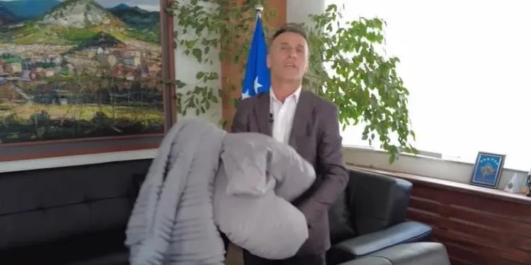 Lulzim Hetemi me çebe e jastak në dorë, i kallëzon Deutsche Welle-s: “Qe qitu kum flejt shtatë muaj ditë”