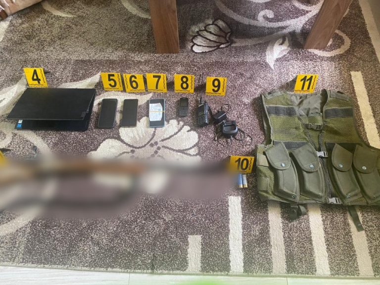 Policia aksion në Zubin Potok: Gjenden armë, mjete eksplozive e municion, arrestohet një person