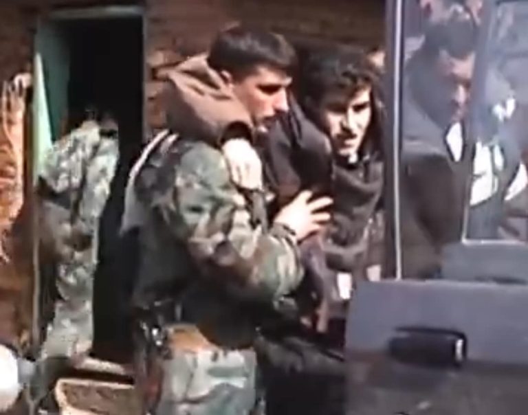 Publikohen pamje: Kadri Veseli, Rexhep Selimi e Ferat Shala në aksion për shpëtimin e civilëve dhe të plagosurve