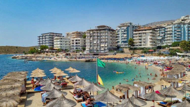 Nis sezoni në Sarandë, 15-20 euro çmimi i çadrave