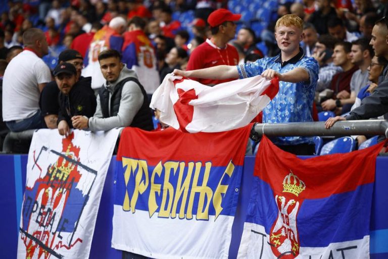 UEFA e dënon Serbinë pasi tifozët shfaqën mesazhe politike kundër Kosovës