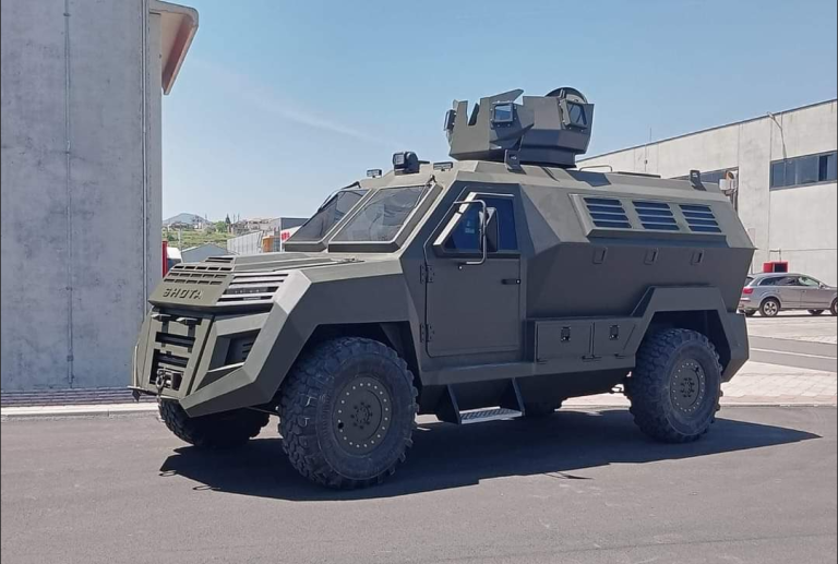 Pamje brenda “Shotës”, si duket makina e parë shqiptare e luftës