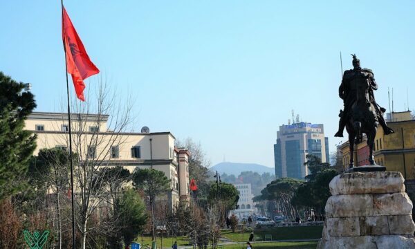 Afër gjysmë milioni më pak myslimanë, bie edhe numri i të krishterëve – “transformim historik në skenën fetare të Shqipërisë”