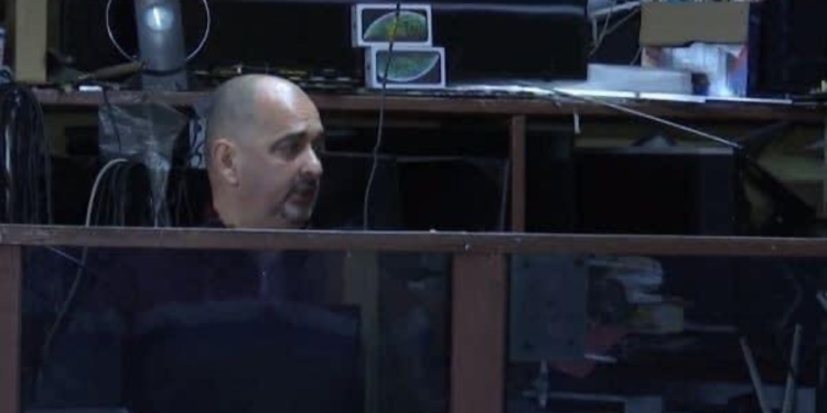 Mjeshtri nga Mitrovica tregon si rregulloi televizorët edhe në ditën e vitit të ri e madje edhe kur i ndërroi jetë babai
