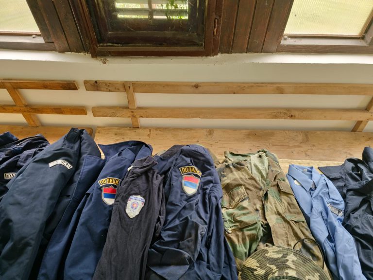 Aksion i policisë në Leposaviq, konfiskohen dhjetëra uniforma të policisë serbe