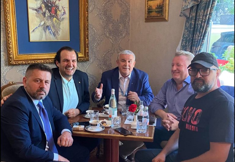 Djali i Rugovës në kafe me deputetin e PDK-së dhe AAK-së