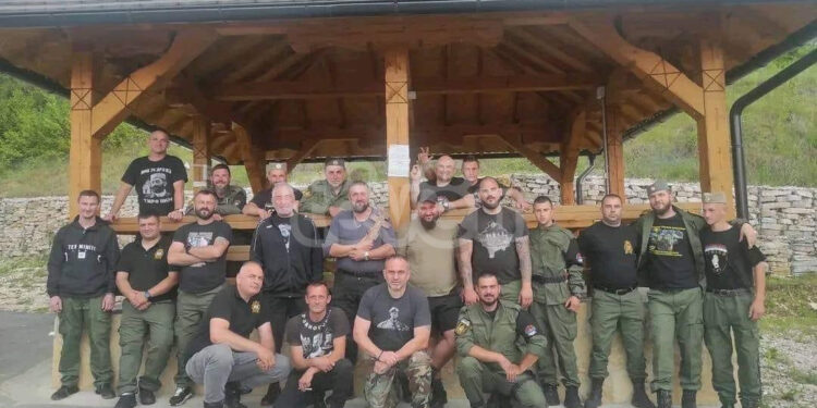 Anëtarët e “Brigadës së Veriut” me veshje që paraqesin Kosovën pjesë të Serbisë