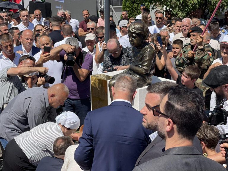Përurohet skulptura e Leotrim Ahmetit, i vrarë gjatë luftës nga forcat serbe