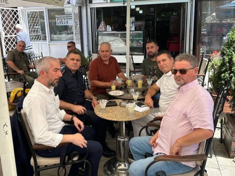 Bahtiri, Sveçla e Krasniqi publikojnë foto duke pirë limonadë në veriun e Mitrovicës