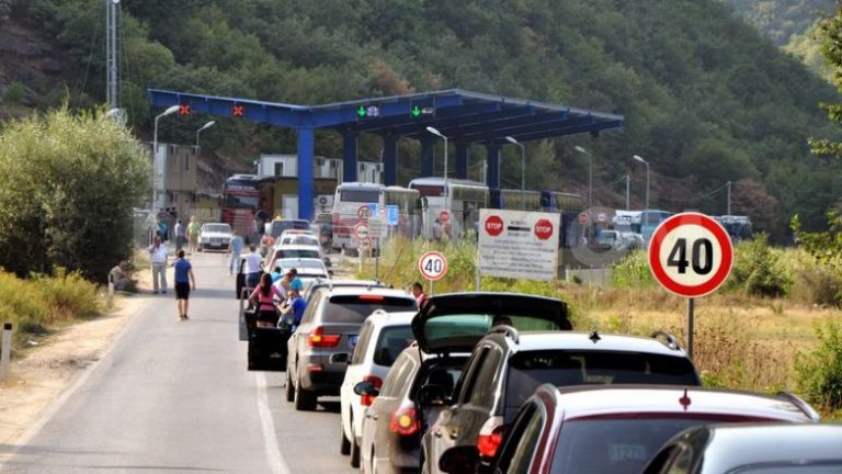 Kolona 400 metra te Dheu i Bardhë, mërgimtarët po presin edhe në Merdarë
