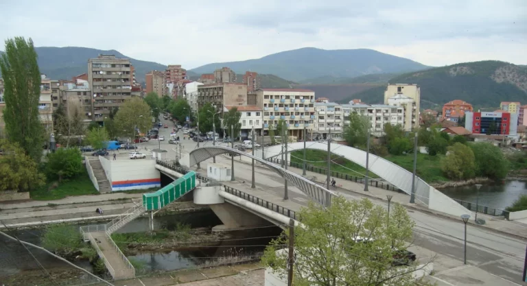Digjet një flamur në Mitrovicë të Veriut