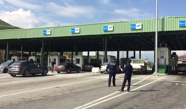 Tentoi të kontrabandojë mallra për në Serbi, ndalohet nga policia