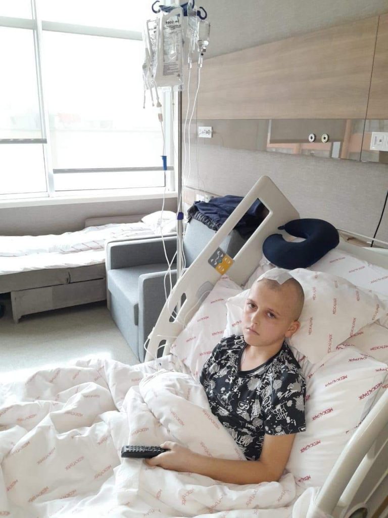 Kërkohet ndihmë për shërimin e 13 vjeçarit, vuan nga një sëmundje e rëndë