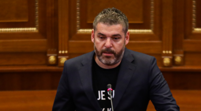 Adrian Kastrati i reagon Abdixhikut dhe Krasniqit: Po e mbani Kurtin në lojë – Ikni, dobësira!
