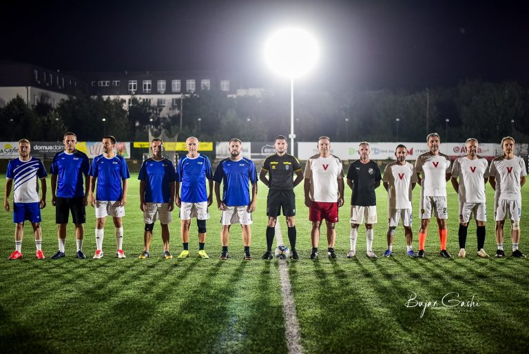 Deputetë e anëtarë të VV-së e PDK-së përballen në fushën e futbollit